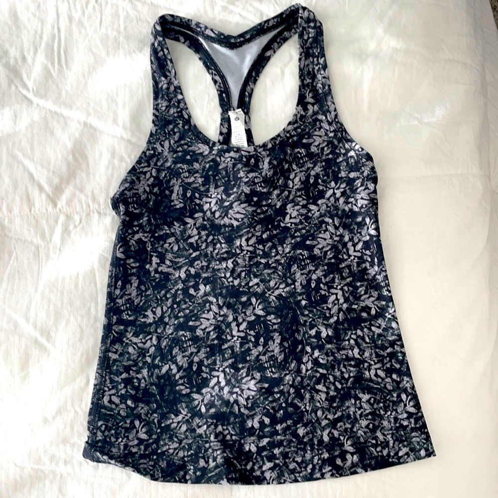 Lululemon tank. Excellent condition. Only worn once.